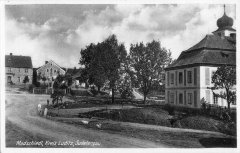 dobová pohlednice vsi s kostelem (věž v pozadí)