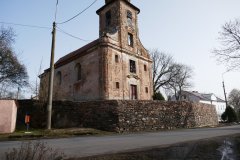 opravená ohradní zeď - pohled zepředu zleva