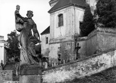 socha u kostela