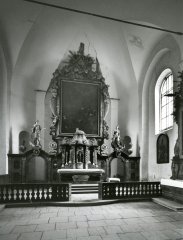 starší foto interiéru kostela - presbytář