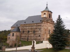 pohled zepředu zleva - opravené schodiště
