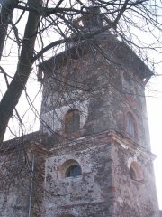 pohled na věž zleva