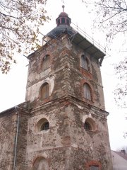 pohled na věž kostela