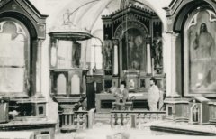 starší foto interiéru kostela - pohled k hlavnímu oltáři
