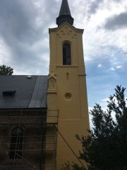 pohled na věž zleva