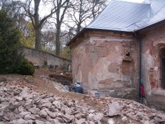 pohled zleva - stavba opěrné zdi