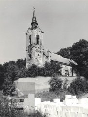 starší foto kostela - pohled zepředu zprava