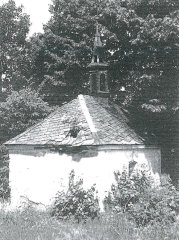 chátrající kaple