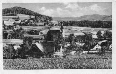 dobová pohlednice vsi s kostelem