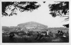 dobová pohlednice vsi s kostelem