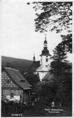 dobová pohlednice vsi s kostelem