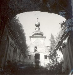 průhled lodí k věži