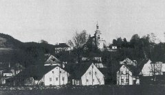 celkový pohled na ves s kostelem a kaplí (vpravo před kostelem)