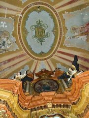 pohled do interiéru - klenba presbytáře