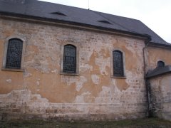 zadní část kostela zprava - opravená vitrážová okna