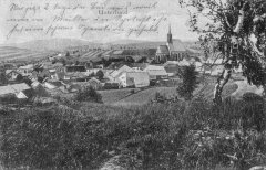 dobová pohlednice vsi s kostelem