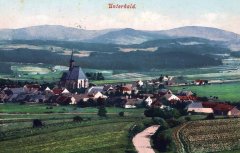 dobová pohlednice vsi s kostelem