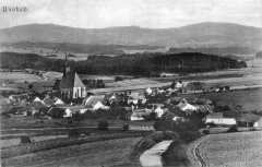 dobová pohlednice vsi s kostelem