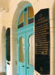 pamětní desky ve vestibulu synagogy