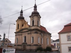 pohled zepředu zprava - opravená atika a část fasády levé věže