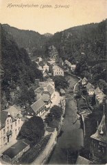 starší pohlednice vsi s kostelem (v pozadí)