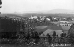 dobová pohlednice vsi s kostelem