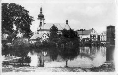 dobová pohlednice vsi s kostelem