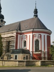 pohled zezadu zprava - opravený presbytář, oprava pravé stěny