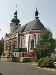 pohled zezadu zprava - opravený presbytář, oprava pravé stěny