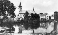 dobová pohlednice vsi s kostelem