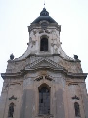 průčelí s věží