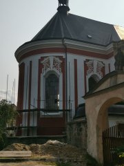 pohled zezadu zleva - oprava presbytáře
