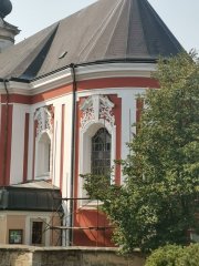 pohled zezadu zprava - opravený presbytář