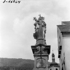 socha sv. Anny s kostelem v pozadí