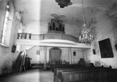 starší foto interiéru kostela - přední část