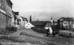 dobová pohlednice městyse s kostelem (v pozadí)