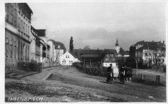 dobová pohlednice městyse s kostelem (v pozadí)