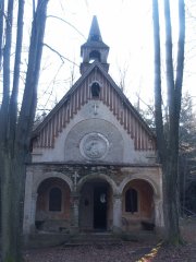 průčelí kaple