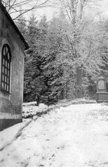kaple (zcela vlevo) a jedna z kapliček křížové cesty (vpravo v pozadí)