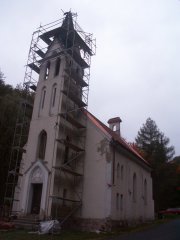 pohled zepředu zprava - oprava střechy věže