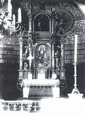 starší foto interiéru kostela - hlavní oltář