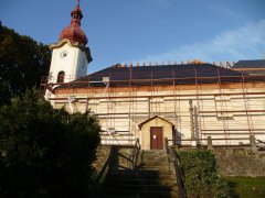 pohled zprava - dokončování střechy a omítek