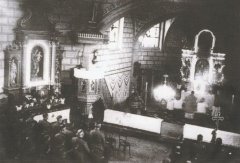 starší foto interiéru kostela - bohoslužba