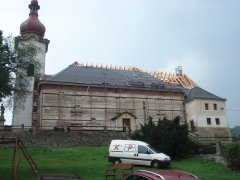 pohled zprava - pokládka nové střešní krytiny
