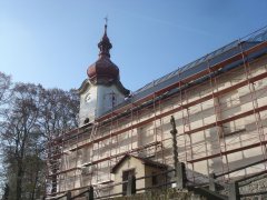 pohled zezadu zprava - dokončování vnějších omítek