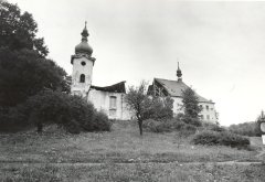 kostel po propadnutí střechy