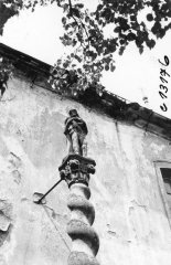 pískovcový sloup se zbičovaným Kristem Ecce Homo (u kostela)