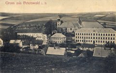 dobová pohlednice vsi s kostelem