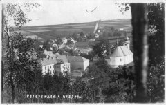 dobová pohlednice vsi s kostelem