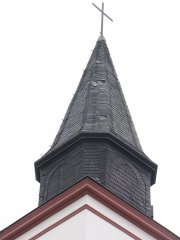 detail poškozeného zakončení věže